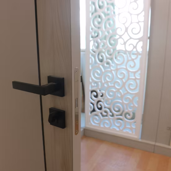 Foshan puertas interiores de madera, venta al por mayor de fábrica, diseño simple, interior moderno, puerta de dormitorio doble de madera con vidrio